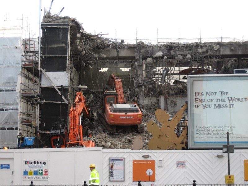 Demolizione di fronte alla stazione di Aldgate